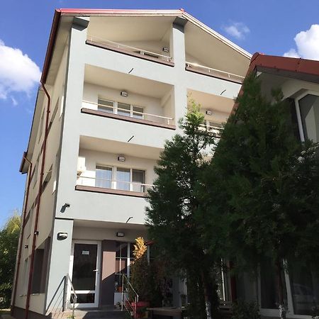 Fast Airport Accomodation Otopeni Exterior foto
